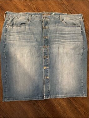 Torrid!!    Button-Front Light Wash Denim Skirt